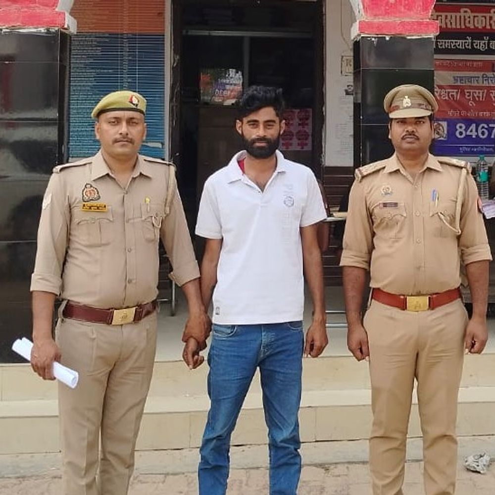 गोंडा में 25 हजार का इनामी वाहन चोर गिरफ्तार:एसपी ने 6 दिन पहले घोषित किया था इनाम, फोन बंद करके छिप रहा था