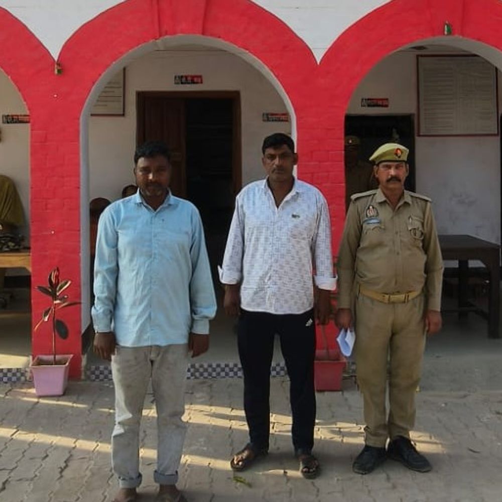 गोंडा में गैस एजेंसियों पर लगी भीड़:बुकिंग वाले उपभोक्ताओं को प्राथमिकता, बैरिकेडिंग तोड़कर गैस एजेंसी में घुसने का प्रयास, गिरफ्तार