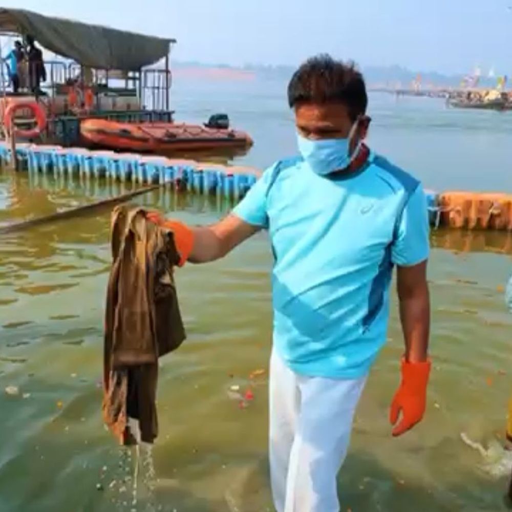 प्रयागराज महापौर ने संगम क्षेत्र में झाड़ू लगाई:स्वच्छ संगम अभियान में नगर निगम अधिकारी-कर्मचारी भी हुए शामिल