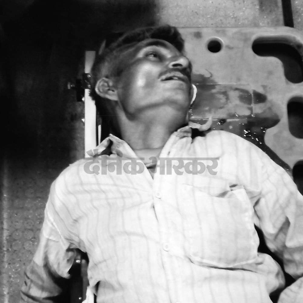 इटावा जंक्शन के पास अधेड़ ट्रेन से घायल:सिर में गंभीर चोट, हाथ फ्रैक्चर; सैफई रेफर