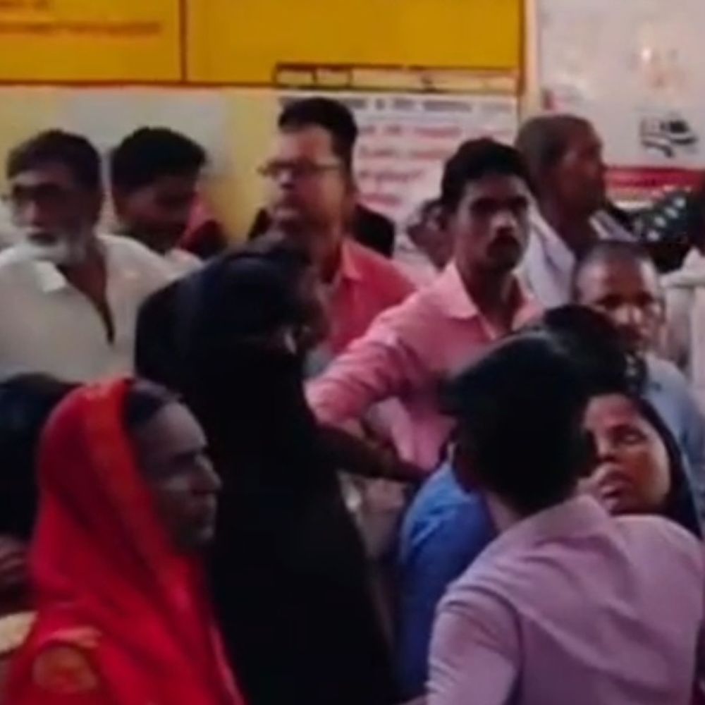 अंबेडकरनगर जिला अस्पताल में मरीजों की संख्या बढ़ी:बदलते मौसम के कारण ओपीडी में वायरल इन्फेक्शन के मामले