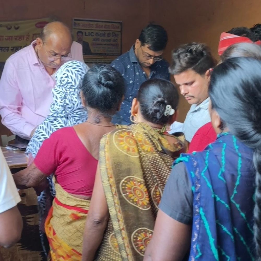 कल्याणपुर में भारत गैस एजेंसी दो दिन बाद खुली:सिलेंडर के लिए ग्राहकों की लंबी लाइन, हफ्तेभर से भटक रहे लोग