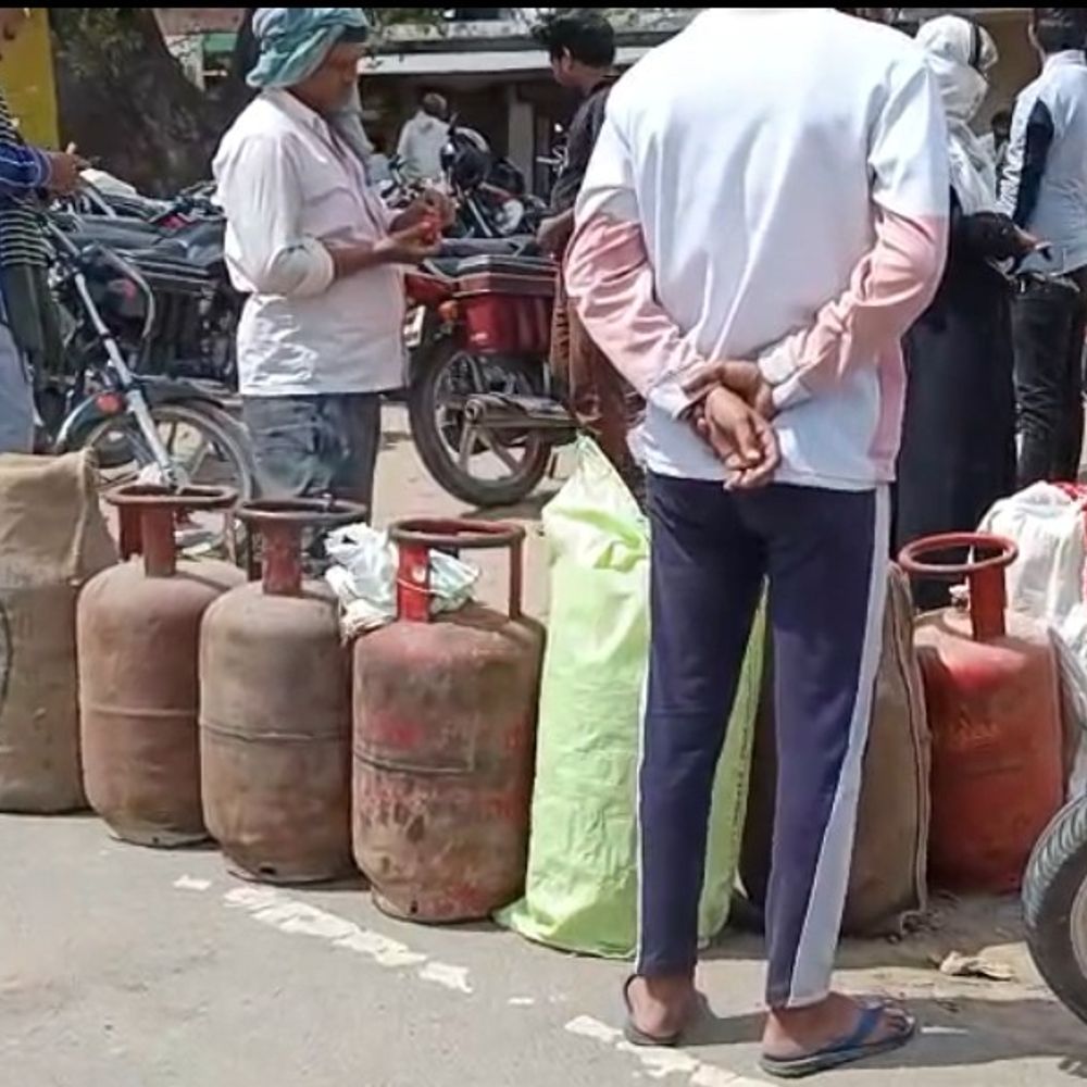 गैस एजेंसी पर जबरन पाइप बेचने का आरोप:श्रावस्ती में उपभोक्ताओं को सिलेंडर के साथ दिया गया, संचालक बोले- सिर्फ पुराने कनेक्शन वालों को बेंचे