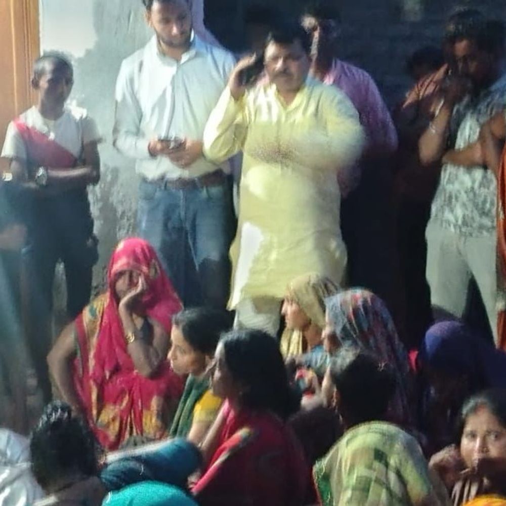 सड़क दुर्घटना में घायल बीएलओ की मौत:परिजनों ने इलाज के लिए छुट्टी न मिलने का आरोप लगाया, पीड़ित परिवार से मिले कांग्रेस नेता