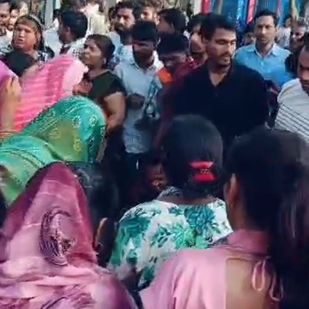 थाने के गेट पर शव रखकर किया हंगामा:महिला के परिजनों ने कहा- आरोपियों की जल्द हो गिरफ्तारी, सीओ के समझाने पर माने