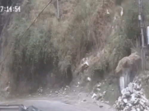 कुल्लू के जीभी में पहाड़ी से गिरी कार, VIDEO:घूमने आया दिल्ली का परिवार बाल-बाल बचा; बच्चों की चीख गूंजी, ढलान पर हादसा