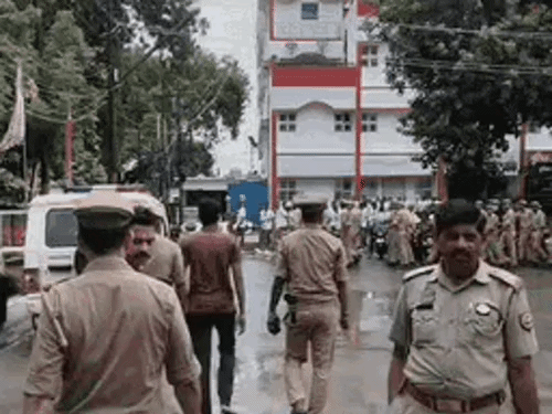 ट्रांसपोर्टर को दोस्त ने मारी गोली:  प्रयागराज में शराब पीने के दौरान विवाद के बाद पिस्टल से किया फायर, पुलिस के पहुंचने से पहले ही हो गया फरार – Prayagraj (Allahabad) News