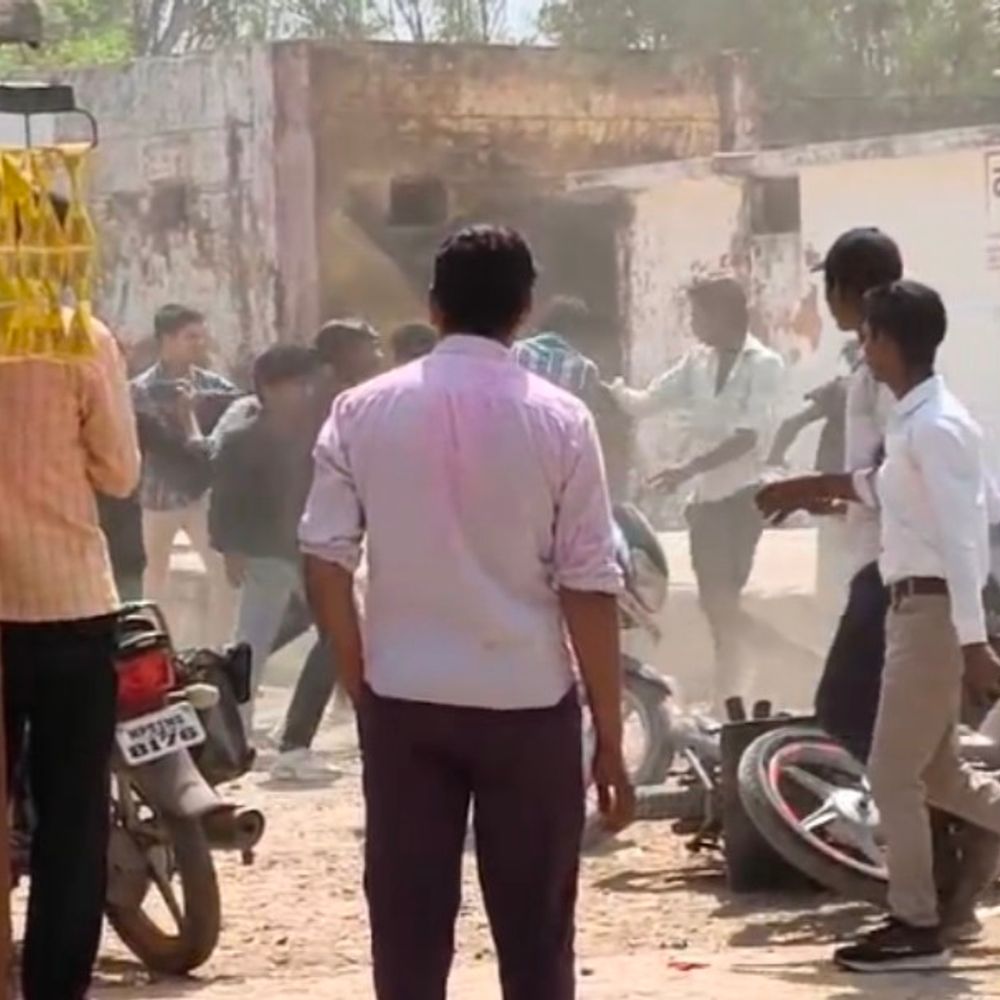 स्कूल के बाहर छात्रों से मारपीट VIDEO:बाइक सवार बदमाशों ने पीटा, छात्रों ने भी की पत्थरबाजी