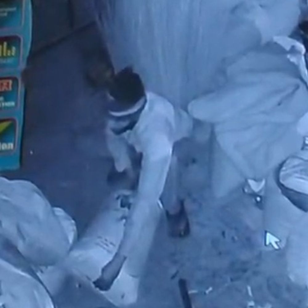 अयोध्या में किराना स्टोर से दाल चोरी, आरोपी पकड़ा गया:CCTV में कैद हुई घटना, दुकानदार बोला- 20 लाख हो चुका है नुकसान