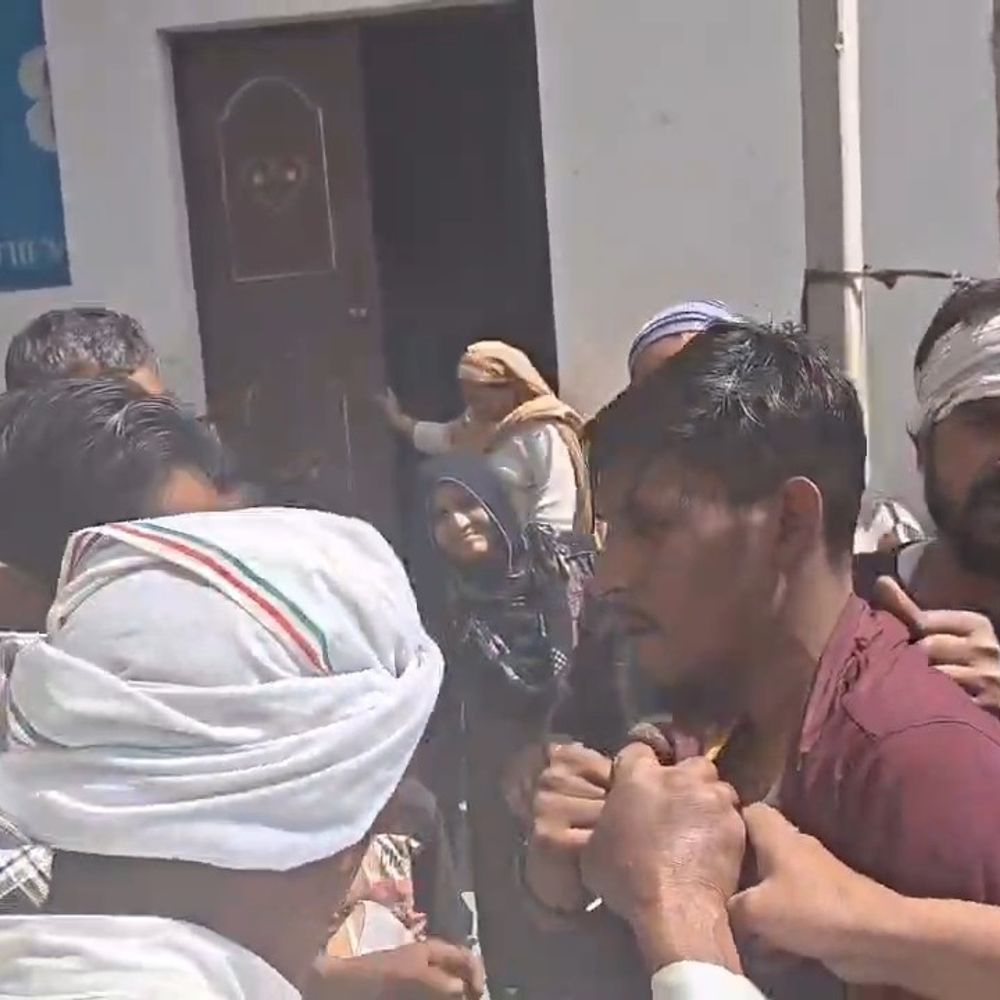 अमरोहा में बुजुर्ग से बैग छीनकर भागा युवक:भीड़ ने पकड़ा, पुलिस के हवाले किया; 4600 रुपये बरामद