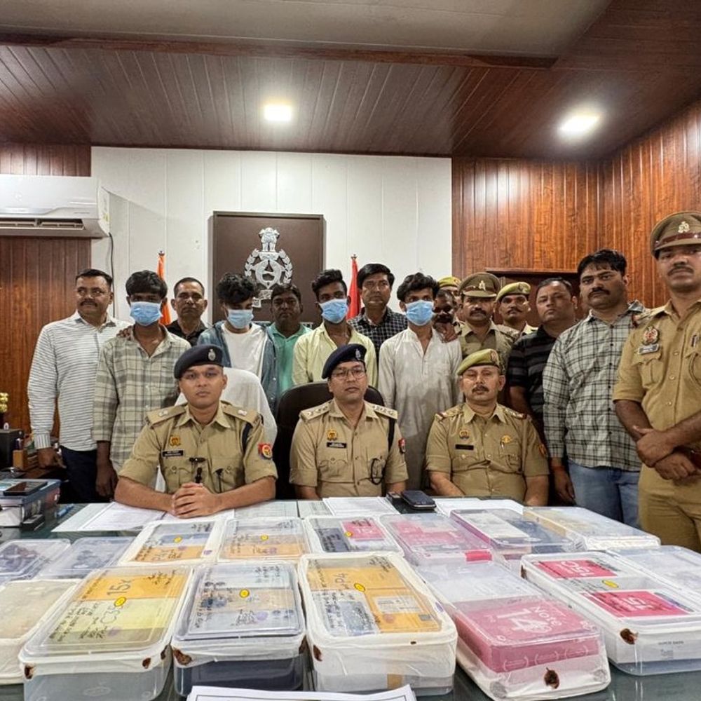 लखनऊ में शटर तोड़कर मोबाइल चोरी करने वाले चार गिरफ्तार:लग्जरी गाड़ी से घूमकर रेकी करते, नेपाल में बेच देते फोन