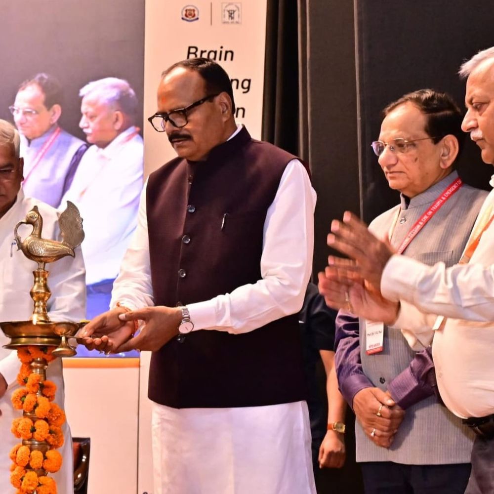 लखनऊ केजीएमयू कार्यशाला में शामिल हुए ब्रजेश पाठक:बोले- पांच साल पुराने मेडिकल कॉलेजों में इमरजेंसी मेडिसिन विभाग खोला जाएगा , टीम वर्क से मरीज होते है ठीक