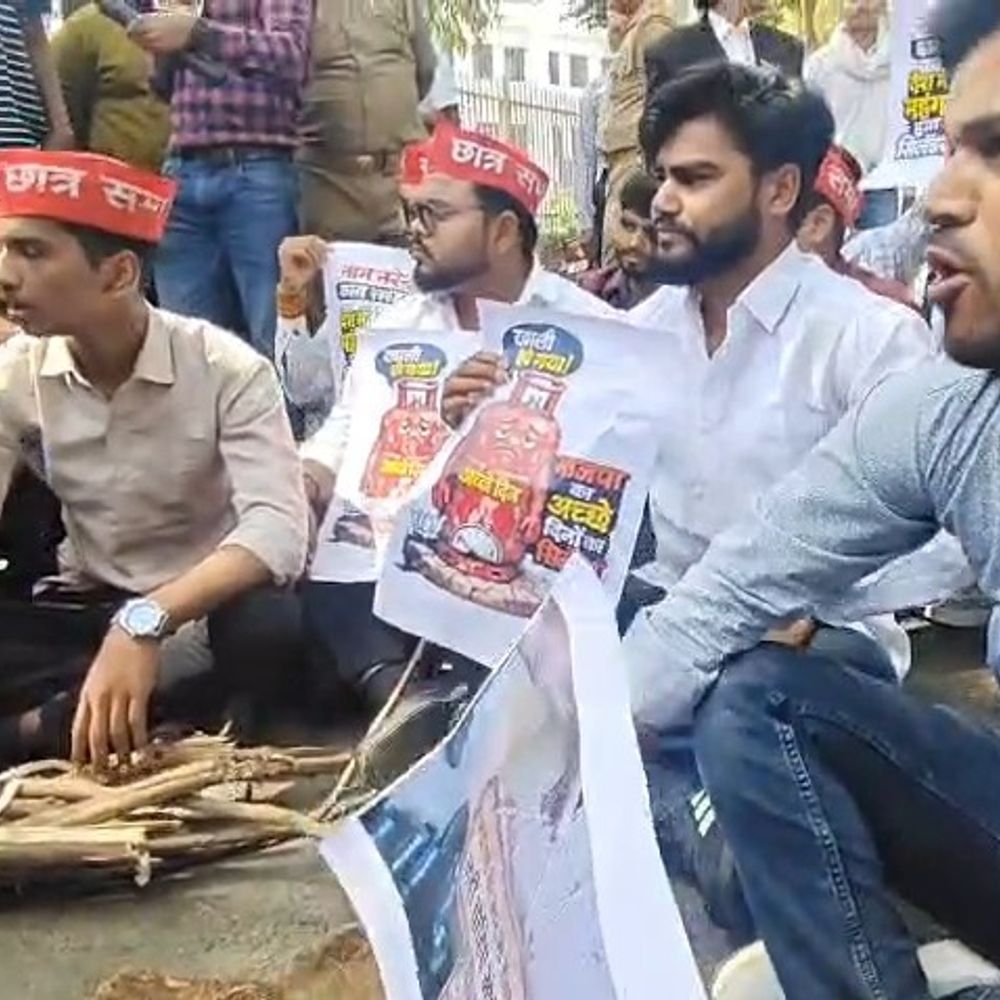 लखनऊ विश्वविद्यालय पर समाजवादी छात्र सभा का प्रदर्शन:मुफ्त बांटा लकड़ी-उपले , प्रदर्शनकारी छात्रों को टांग कर ले गई पुलिस