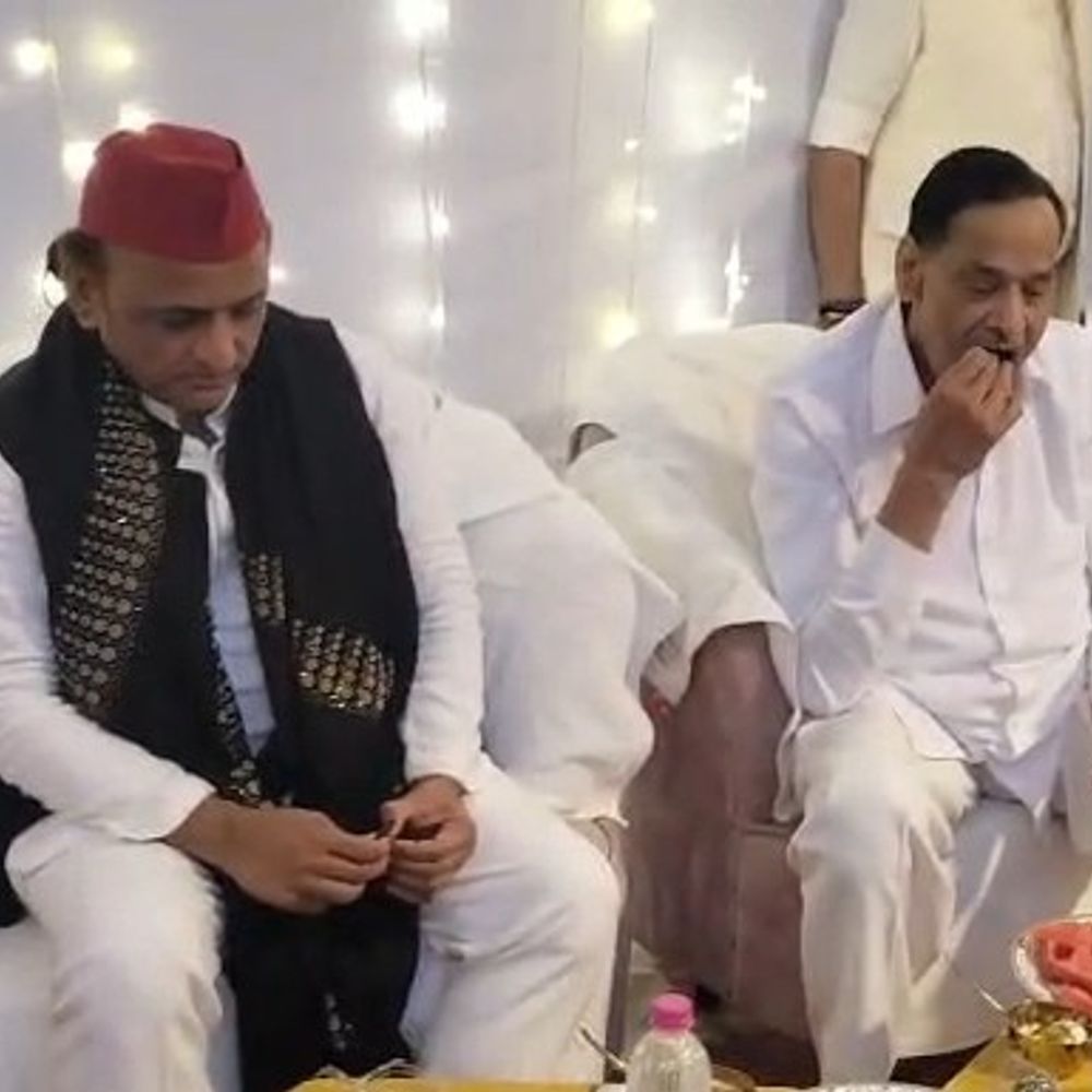 लखनऊ में इफ्तार पार्टी में शामिल हुए अखिलेश यादव:बोले- DM, SP की हथेली गरम नहीं की होगी, इसलिए हुई कार्रवाई