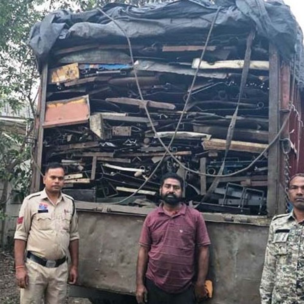 रायगढ़ में 3 ट्रकों से 75.62 टन स्क्रैप जब्त:ऑपरेशन प्रहार के तहत कार्रवाई, 23.69 लाख के स्क्रैप समेत 60.69 लाख की संपत्ति जब्त