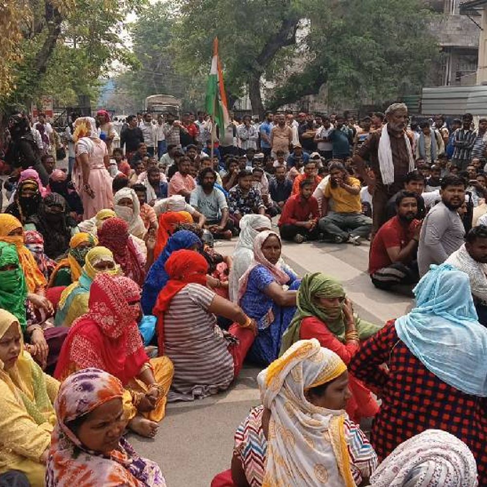 नोएडा में सफाई कर्मियों ने प्राधिकरण पर किया प्रदर्शन:गिरफ्तार यूनियन नेताओं को छोड़ा जाए, इसके बाद लौटेंगे काम पर, भारी पुलिस बल तैनात