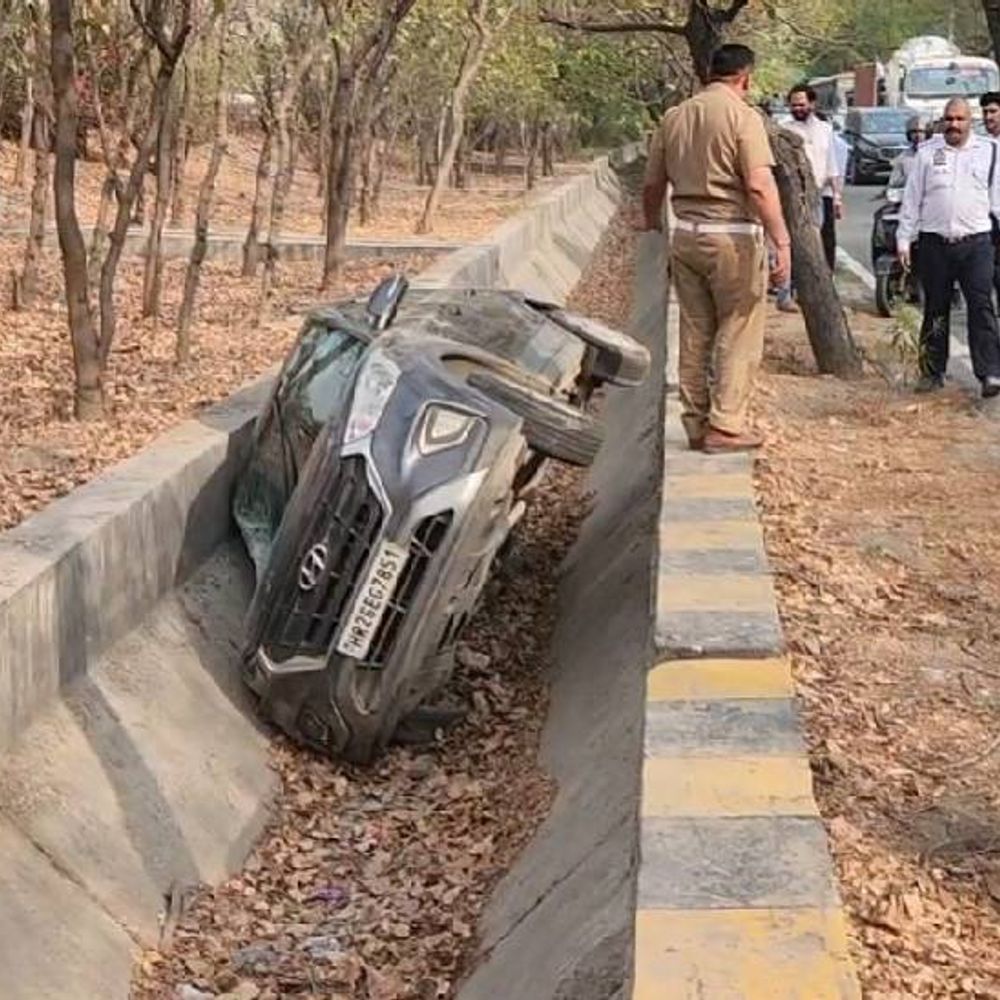 नोएडा में हाजीपुर अंडरपास के पास नाले में गिरी कार:हादसा होने से बचा, युवक को लगी मामूली चोट, हाइड्रा से निकाली कार
