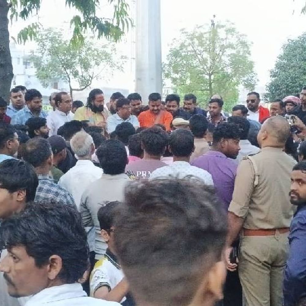 नोएडा में धर्म छिपाकर युवती को फंसाया:लिव-इन में बनाया वीडियो, दो साल तक बनाए रिलेशन बजरंग दल ने किया प्रदर्शन