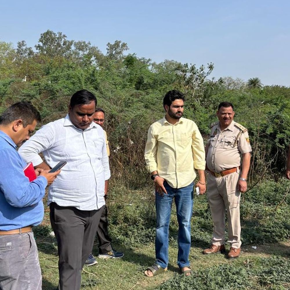 मेरठ कॉलेज में पेड कटान की जांच हुई शुरू:NGT के निर्देश पर जफरा वाले बाग का भी टीम ने किया निरीक्षण, छात्र नेता भी रहे मौजूद