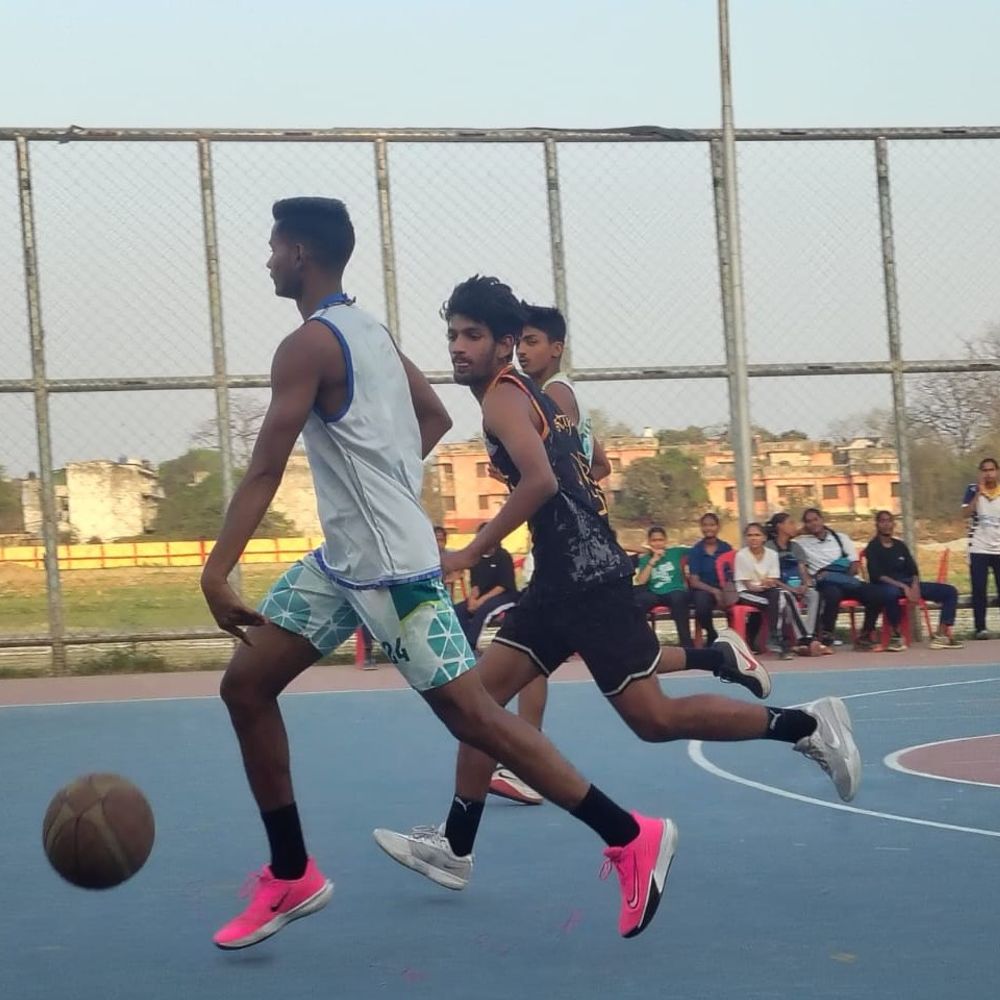 गोरखपुर में जिला स्तरीय जूनियर खेल प्रतियोगिताएं शुरू:पहले दिन कबड्डी में जंगल कौड़िया और वॉलीबॉल में बाल बस्टर का दबदबा