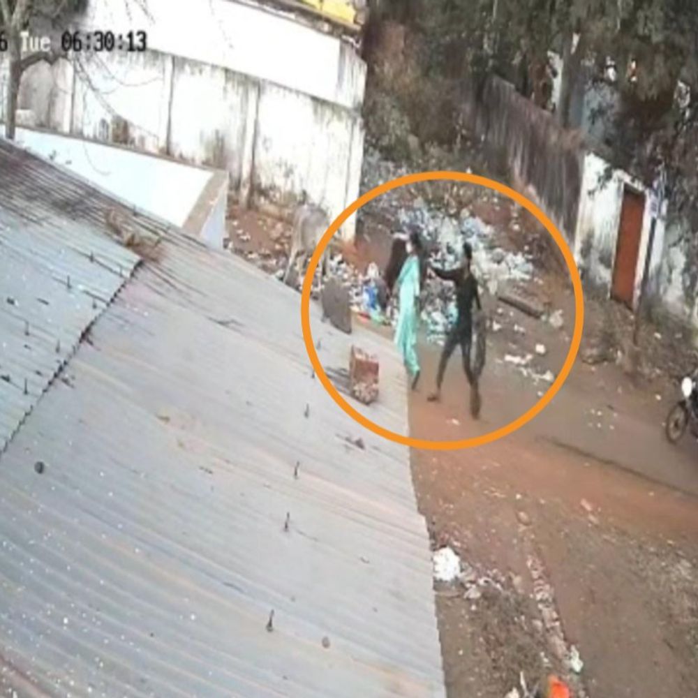 गुना की ऑफिसर्स कॉलोनी में चेन स्नैचिंग:दो बाइक से आए चार बदमाश, युवती से छीनी 2 तोले सोने की चेन; चाकू से डराया