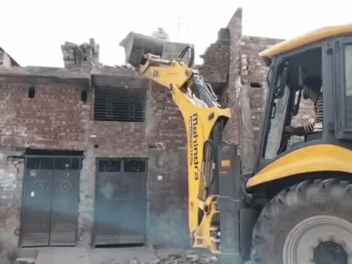 अमृतसर में तस्कर की संपत्ति पर चला बुल्डोजर:  “युद्ध नशा के विरुद्ध” मुहिम के तहत कार्रवाई, कमिश्नर बोले- नशा मुक्त शहर बनाना है – Amritsar News