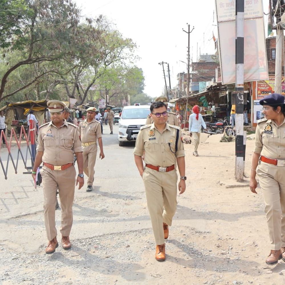 रॉबर्ट्सगंज रेलवे क्रॉसिंग पर जाम की समस्या का समाधान:पुलिस अधीक्षक के नेतृत्व में कार्रवाई, फोल्डिंग बैरियर लगाए गए