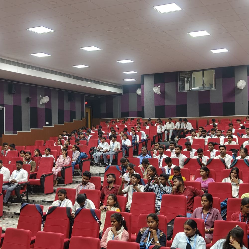 जौनपुर पूर्वांचल विश्वविद्यालय में एनएसएस शिविर शुरू:युवाओं में सेवा, अनुशासन विकास पर वक्ताओं ने दिया जोर