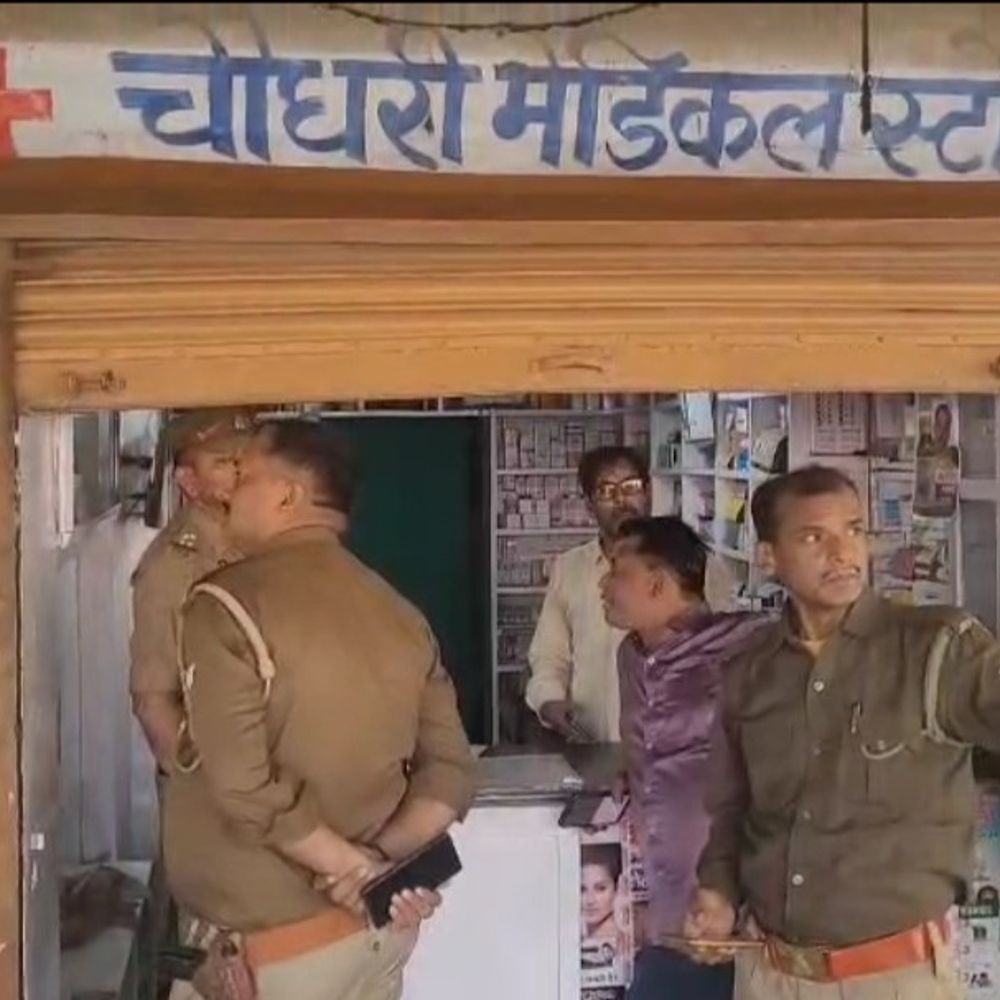 मेडिकल स्टोर का शटर तोड़ लाखों की चोरी:रात में दुकान बंद करके निकले थे, सुबह शटर मुड़ा होने की जानकारी मिली
