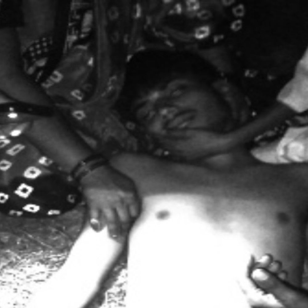 सुल्तानपुर में पेड़ से लटकी मिली युवक की लाश:शर्ट से बंधी थी गर्दन , परिजनों ने जताई हत्या की आशंका