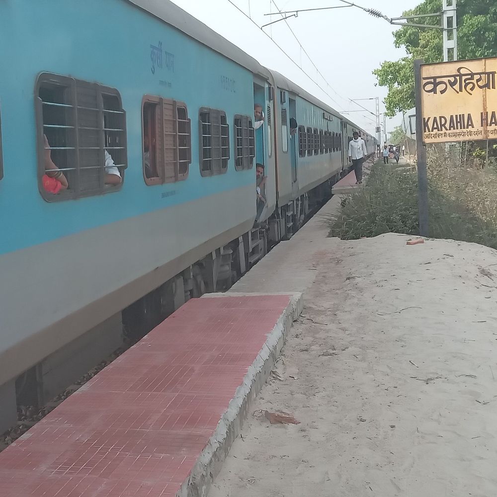 गाजीपुर में रेलवे ट्रैक पर घंटों पड़ा रहा शव:सीमा विवाद में उलझी पुलिस; ट्रेनों से कटता रहा युवक का शरीर