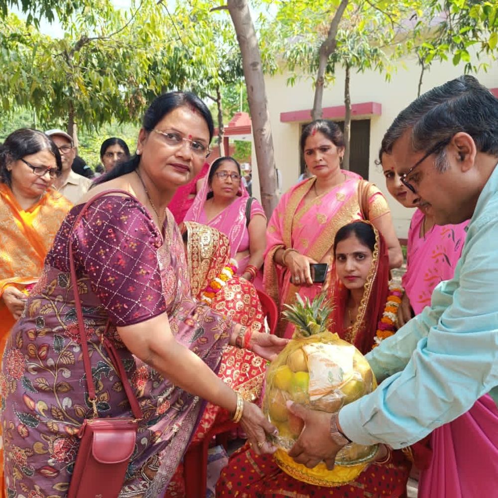 उत्तर प्रदेश सरकार के 9 साल पूरे:एटा में प्रदर्शनी, दिव्यांगों को ट्राईसाइकिल मिली, बच्चों का अन्नप्राशन कराया गया