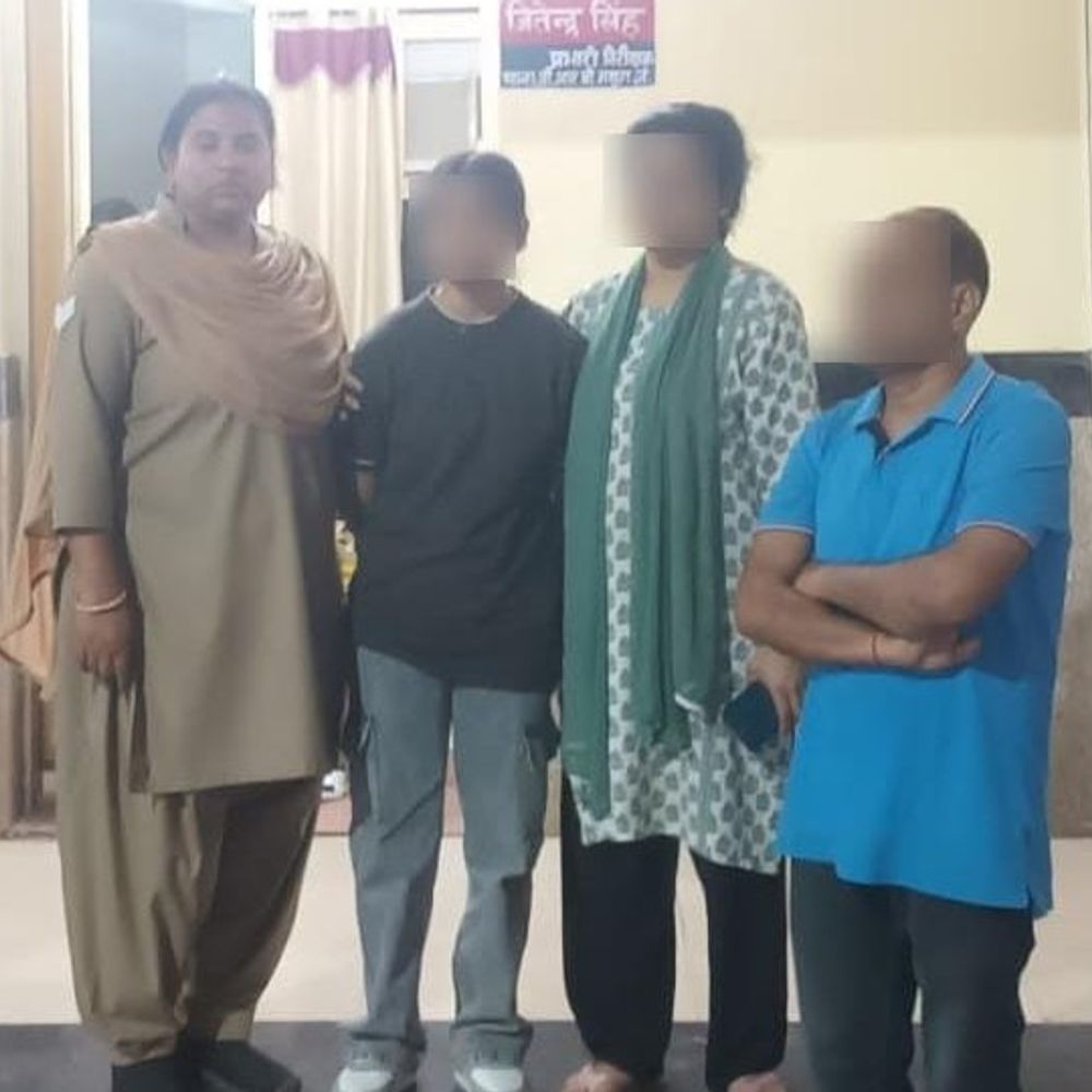 दिल्ली से नाराज होकर आई नाबालिग बालिका बरामद:मथुरा जंक्शन पर जीआरपी पुलिस ने परिजनों को सकुशल सौंपा