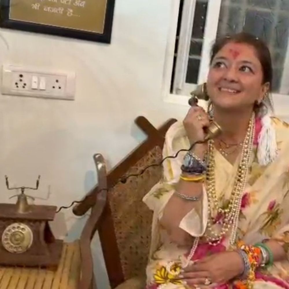 प्रियदर्शिनी राजे ने किया टेलीकॉम मंत्री को कॉल:जिज्जी की पंचायत में रखे डमी फोन को उठाकर कहा- मिनिस्टर साहब से बात करती हूं