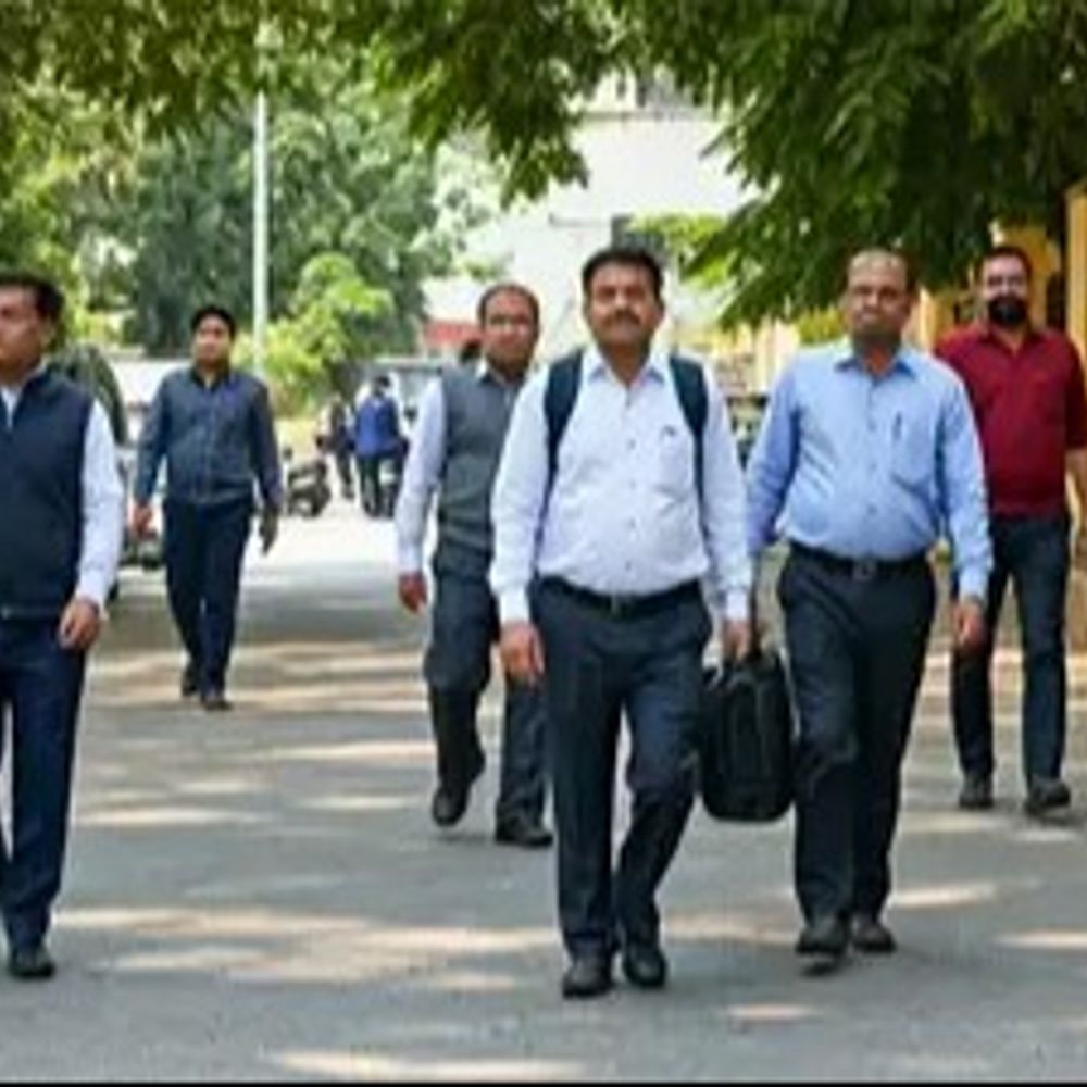 हिमाचल के सरकारी कर्मचारियों के लिए ड्रेस-कोड:  पुरुषों को शर्ट-पैंट, महिलाओं के लिए साड़ी या सूट-सलवार निर्धारित, जींस, टी-शर्ट और पार्टी वियर पर रोक – Shimla News