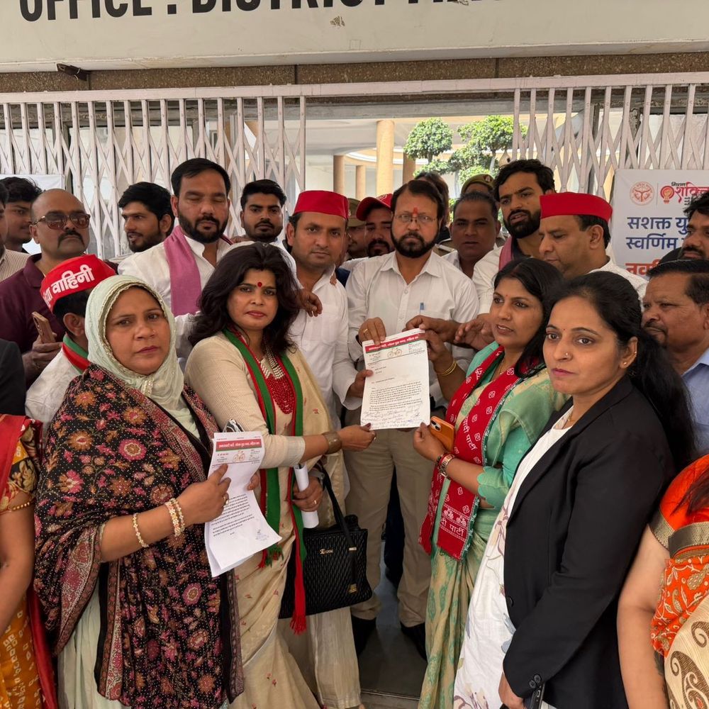 सपा कार्यकर्ताओं ने गैस सिलेंडर किल्लत पर प्रदर्शन किया:कलेक्ट्रेट पहुंचकर नारेबाजी की, राष्ट्रपति को संबोधित ज्ञापन डीएम को दिया