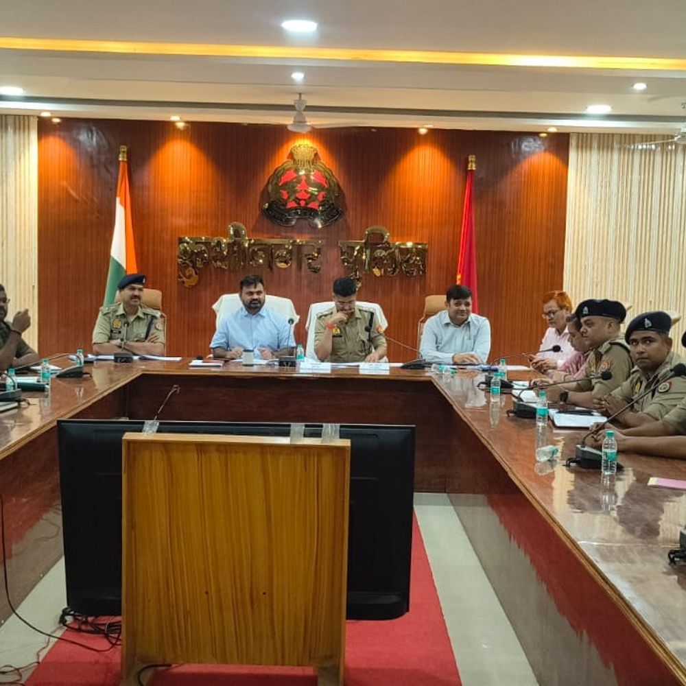 कुशीनगर में त्योहारों पर डीएम-एसपी की बैठक:शांति-सौहार्द बनाए रखने की अपील, नई परंपराओं पर रोक