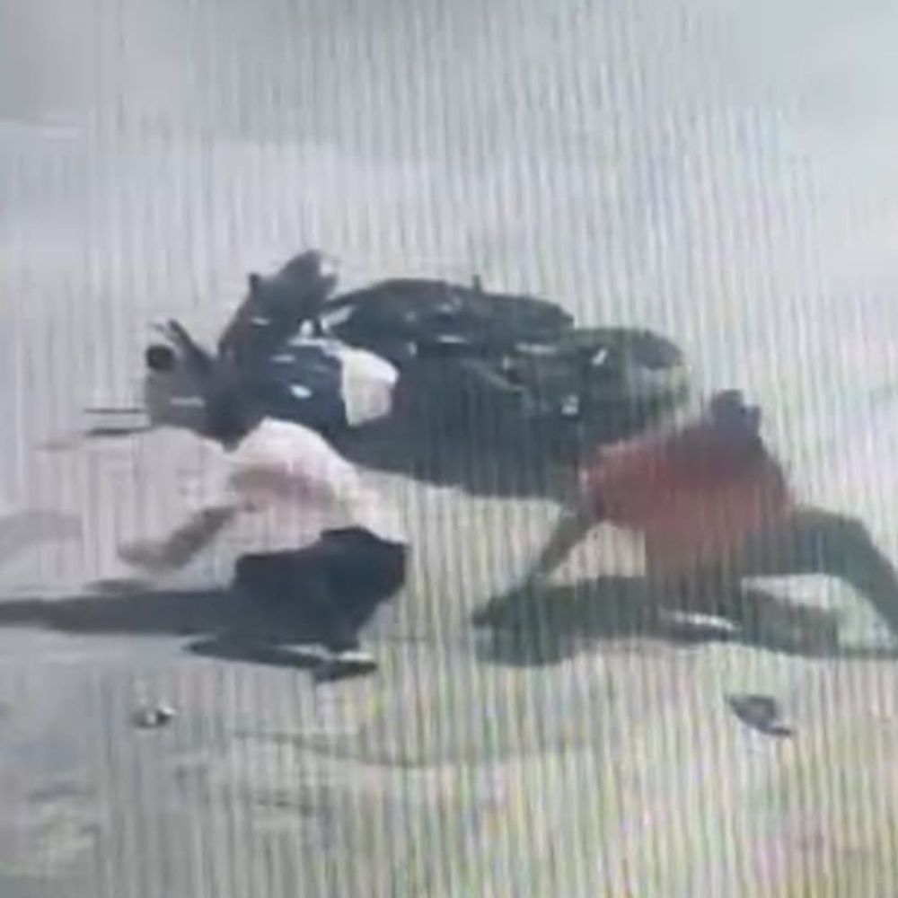 सतना में कार ने बाइक सवारों को मारी टक्कर, वीडियो:दो युवक गंभीर घायल, गाड़ी की हेडलाइट बंद थी