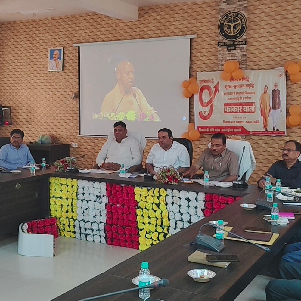 सरकार ने 9 साल पूरे होने पर अमेठी में कार्यक्रम:भाजपा नेताओं ने विकास भवन में गिनाईं उपलब्धियां, लाइव प्रसारण दिखाया