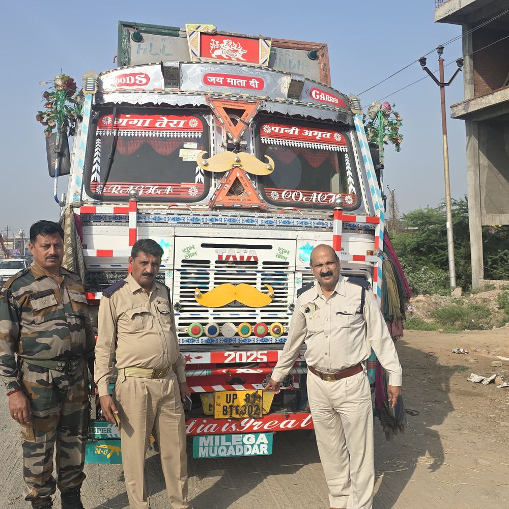 फर्रुखाबाद में चेकिंग अभियान, 6 ट्रक और 3 बसें सीज:ओवरलोडिंग, परमिट उल्लंघन और बकाया कर पर हुई कार्रवाई