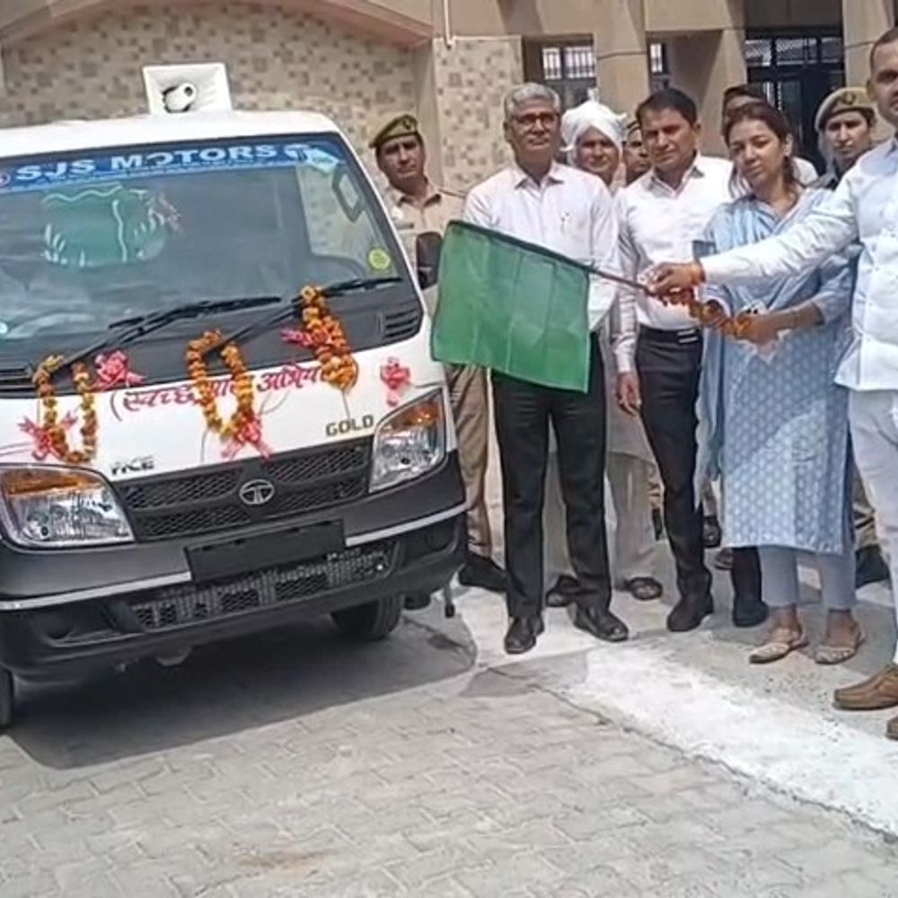 डीएम ने कूड़ा गाड़ी को दिखाई हरी झंडी:बागपत में स्वच्छता अभियान को गति देने पर दिया जोर