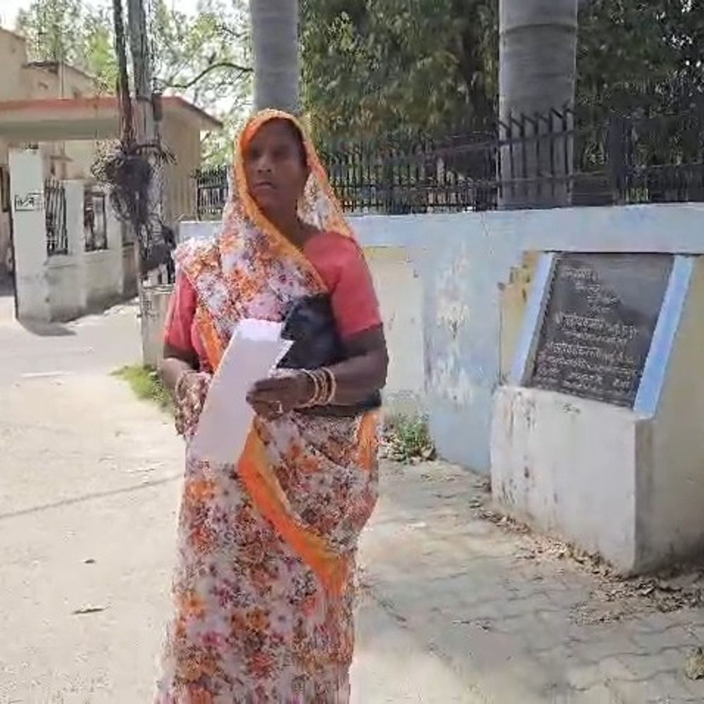 मैनपुरी में महिला की जमीन पर कब्जा:शिकायत के बाद भी रात में बनाई दीवार, जान से मारने की धमकी दी