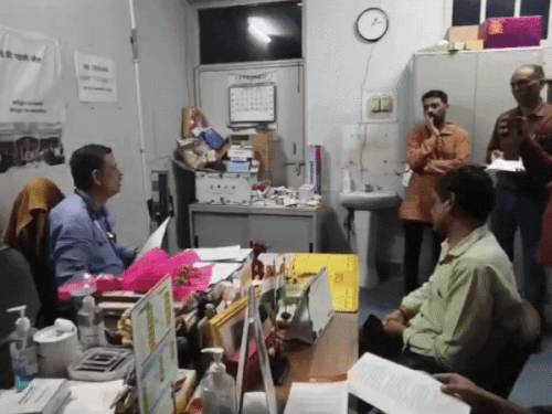 
                 डॉ ओमशंकर बोले-कर्मचारी का प्रमोशन नहीं किया...तो बैठाया जांच:सोमवार तक कुलसचिव मांगे माफी,20 साल में 500 कर्मचारियों के खिलाफ CCL रूल के तहत कारवाई 
            