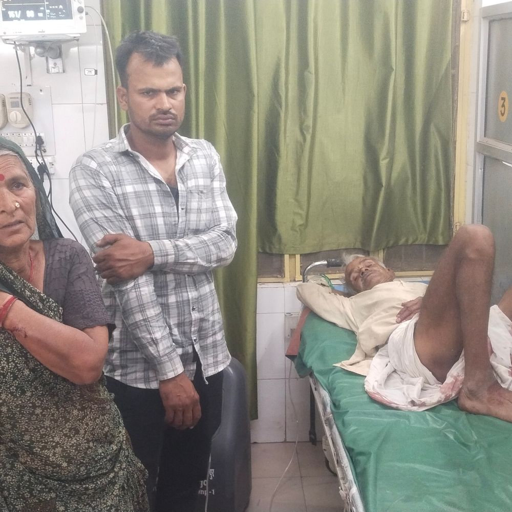 ललितपुर में तीन भाइयों ने युवक से मारपीट की:बचाने आए माता-पिता पर भी हमला, पैसे छीनने का आरोप