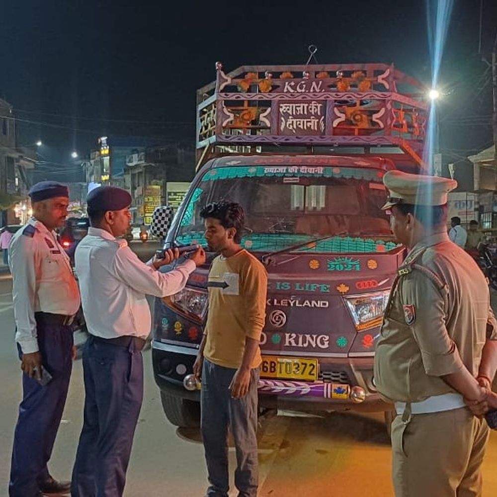 महाराजगंज में 'ऑपरेशन कार-ओ-बार' के तहत कार्रवाई:शराब पीकर गाड़ी चलाने वालों पर पुलिस ने कसा शिकंजा