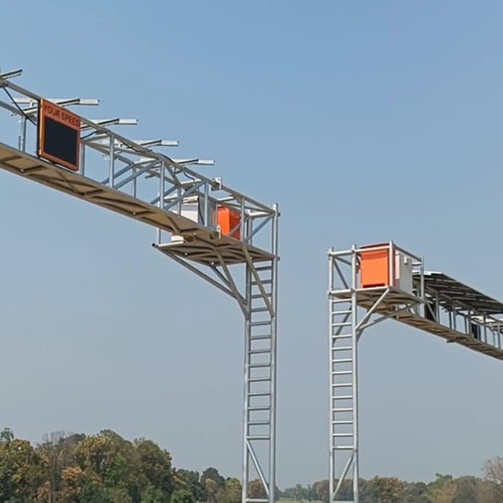 गंगा एक्सप्रेस-वे पर लगे सोलर पैनल और कैमरे चोरी हुए:उन्नाव में सुरक्षाकर्मी के सामने ही नया लगाने के बहाने पुराना खोल ले गए