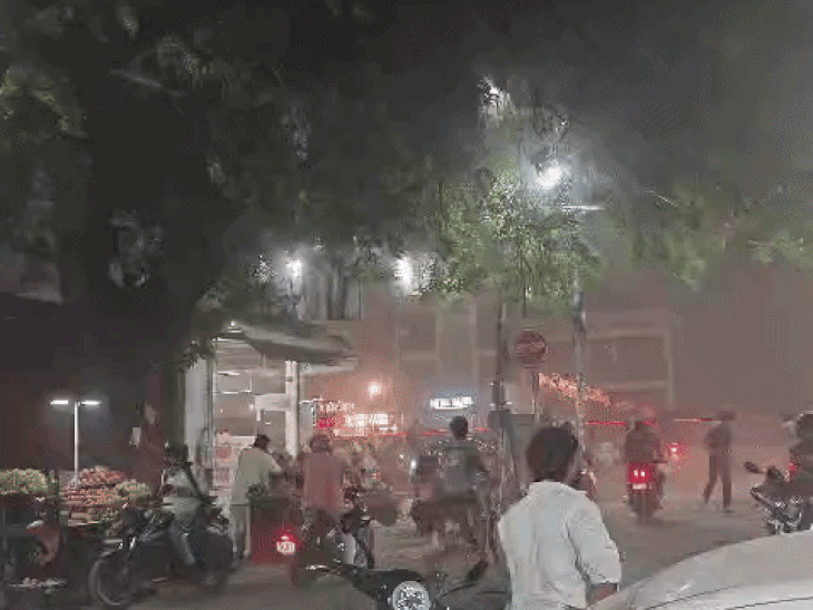 
                 आगरा में अचानक बदला मौसम:तेज हवाओं के साथ हुई हल्की बूंदाबांदी, लगभग 6°C गिर गया तापमान 
            