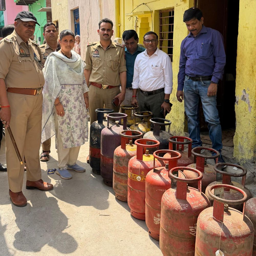 आगरा में गैस रिफिलिंग के दो ठिकानों पर छापा:घर में हो रहा था रिफिलिंग का काम, कार्रवाई में 9 कमर्शियल और 11 घरेलू सिलेंडर बरामद