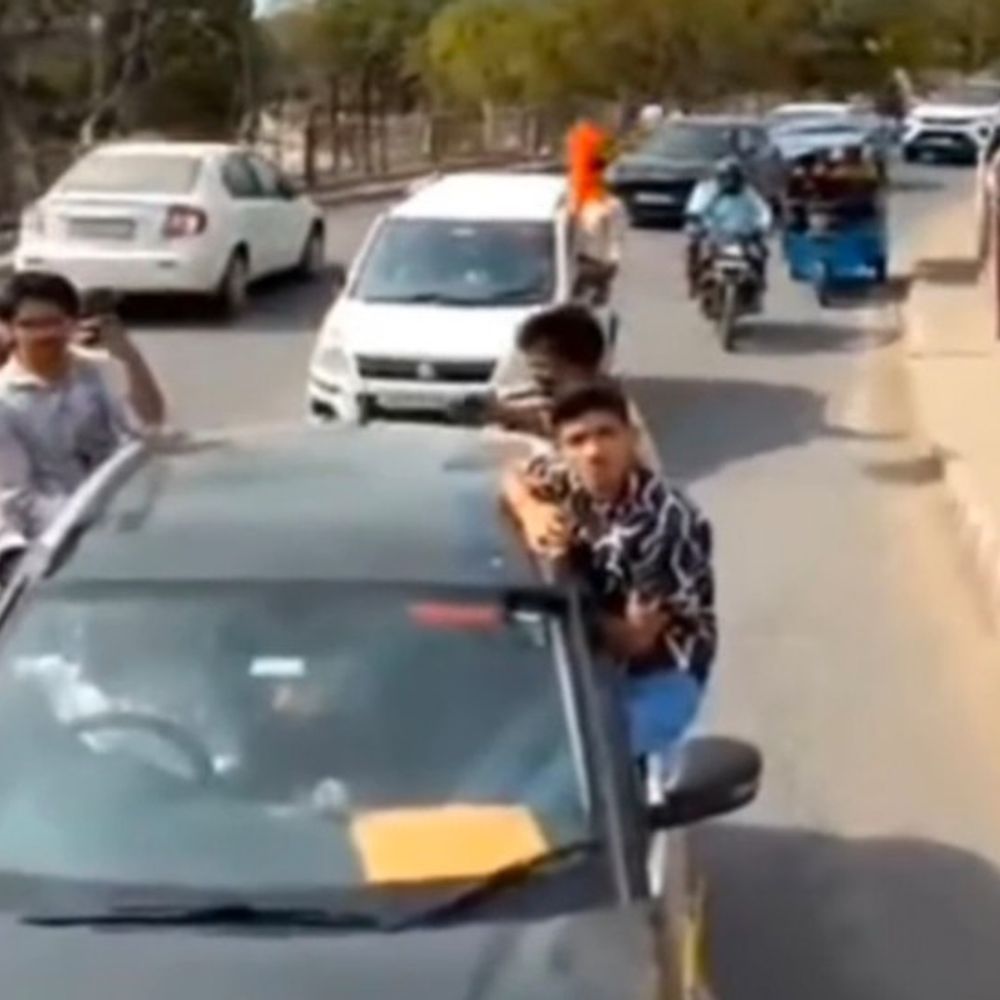 शाहजहांपुर में यातायात नियमों का उल्लंघन:रैली में युवक कार की खिड़कियों पर बैठकर चलते दिखे, VIDEO आया सामने