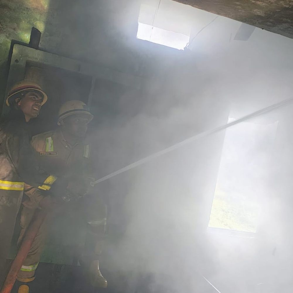 पीलीभीत में गैस सिलेंडर फटने से घर में लगी आग:फर्नीचर, कपड़े और राशन जलकर राख; फायर ब्रिगेड टीम ने काबू पाया